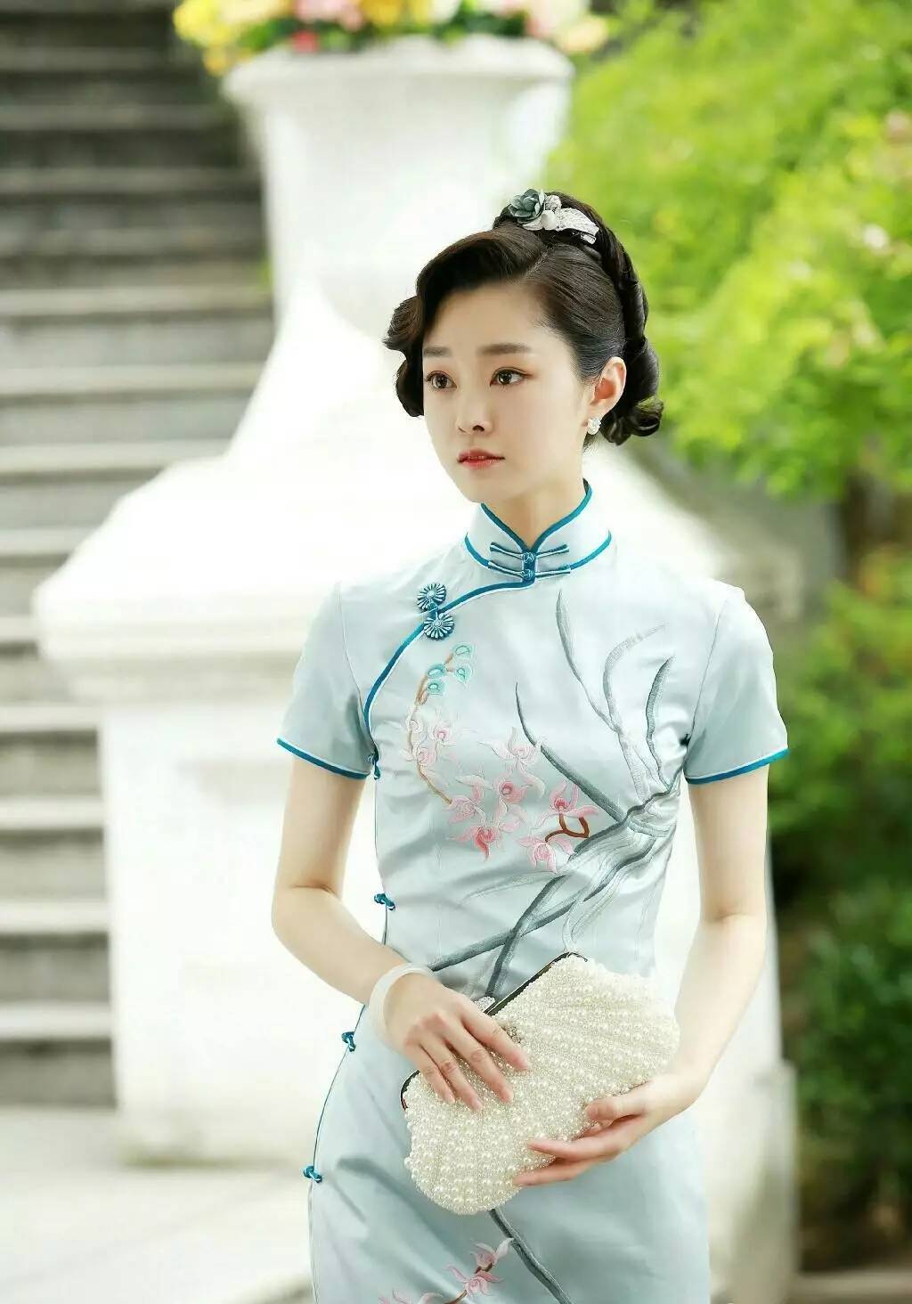 宋轶旗袍服装,宋轶，旗袍下的古典韵味与现代演绎